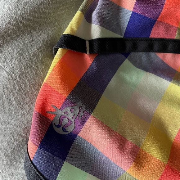 Size 6 2013 Lululemon Seawheeze special edition shorts - Picture 3 of 3